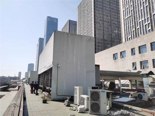 冷卻塔在中央空調(diào)設(shè)備中的作用？(冷卻塔機(jī)組的工作原