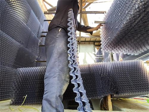 工業(yè)冷卻塔中的水溫越來越高怎么辦(冷卻塔出水溫度