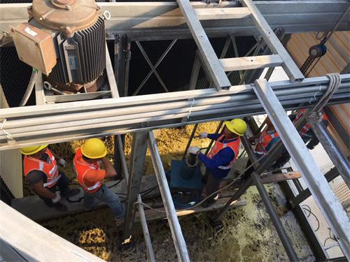 冷卻塔連接溢出水現(xiàn)象原因(冷卻塔冒水蒸汽是什么原因)